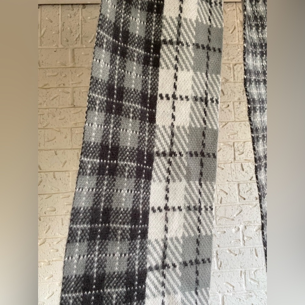 Charlie Paige Gray and White Knit Scarf - Picture 3 of 5